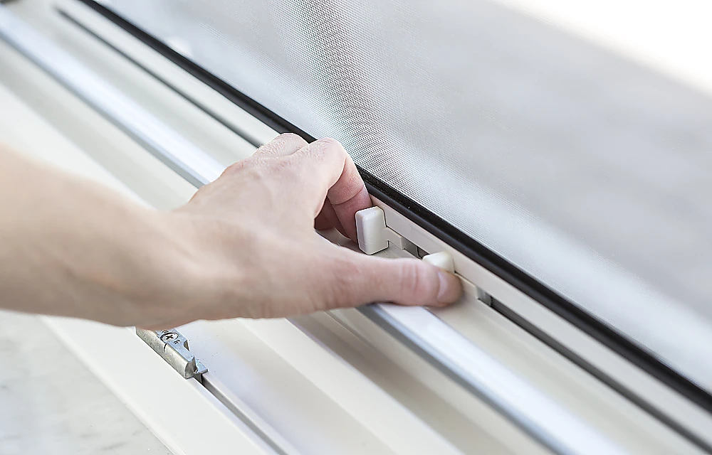 Maßgefertigtes Insektenschutzgitter an einem Fenster